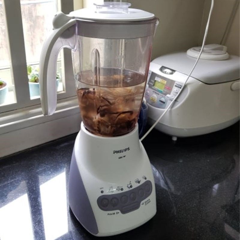 Lọc phần riêu cua đồng để có nước dùng trong