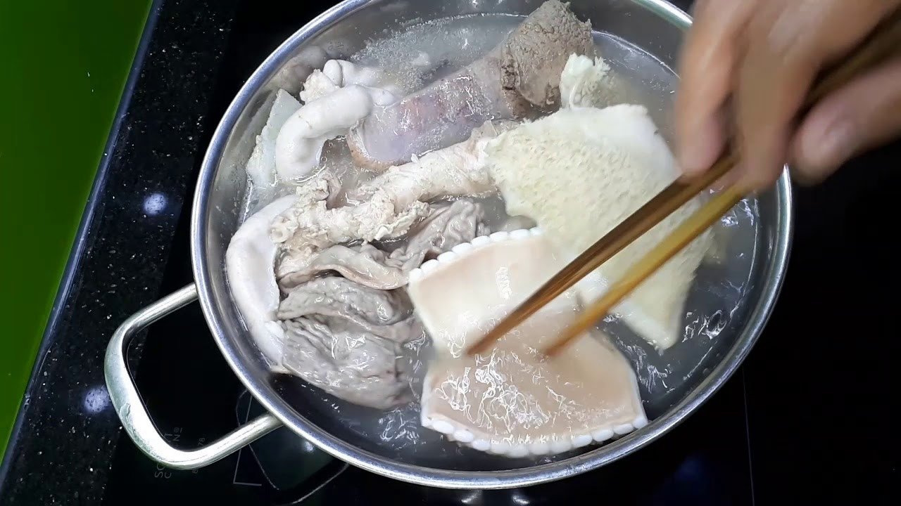 Lòng bò đã sơ chế sạch sẽ, thái miếng vừa ăn, sẵn sàng để ướp nấu lẩu