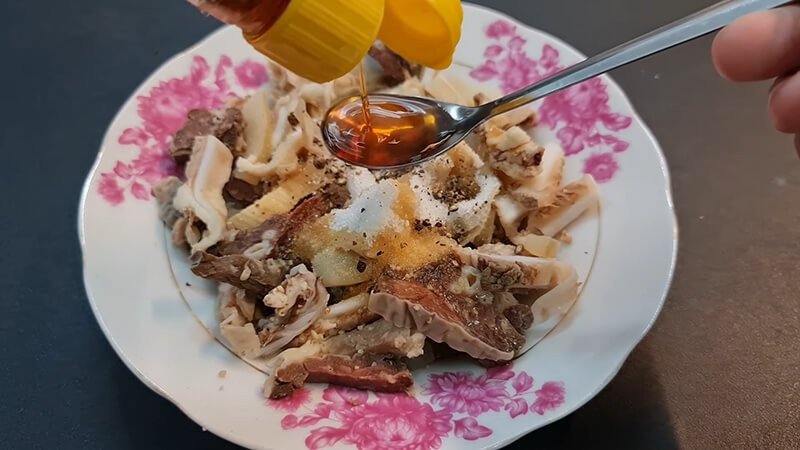 Lòng bò tươi ngon đang được ướp gia vị đậm đà cho món lẩu