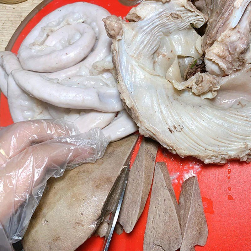 Lòng, dồi và các loại thịt đã được luộc chín và thái miếng