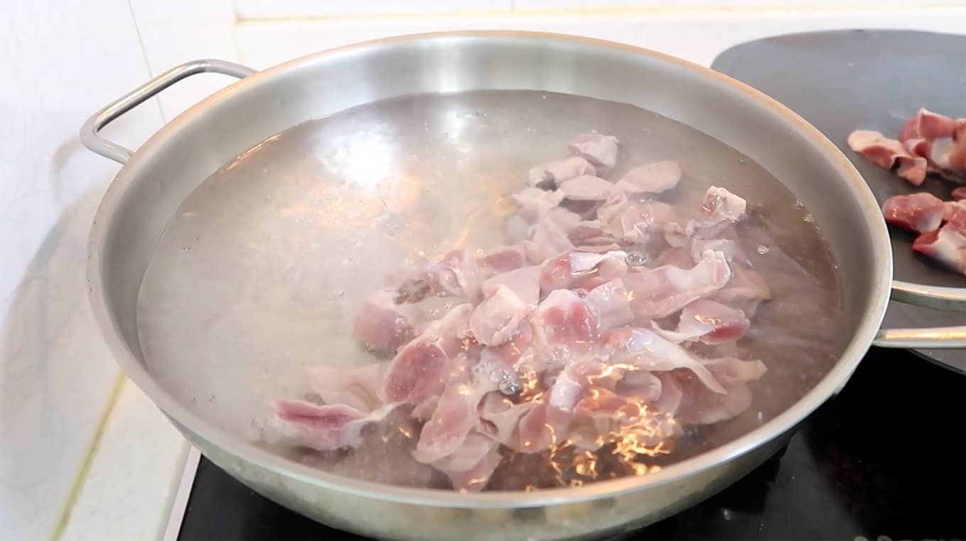 Lòng gà đã sơ chế sạch sẽ, thái miếng vừa ăn chuẩn bị cho món miến xào