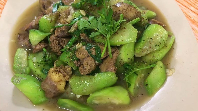 Lòng gà xào mướp xanh mát, món ăn dân dã cho bữa cơm