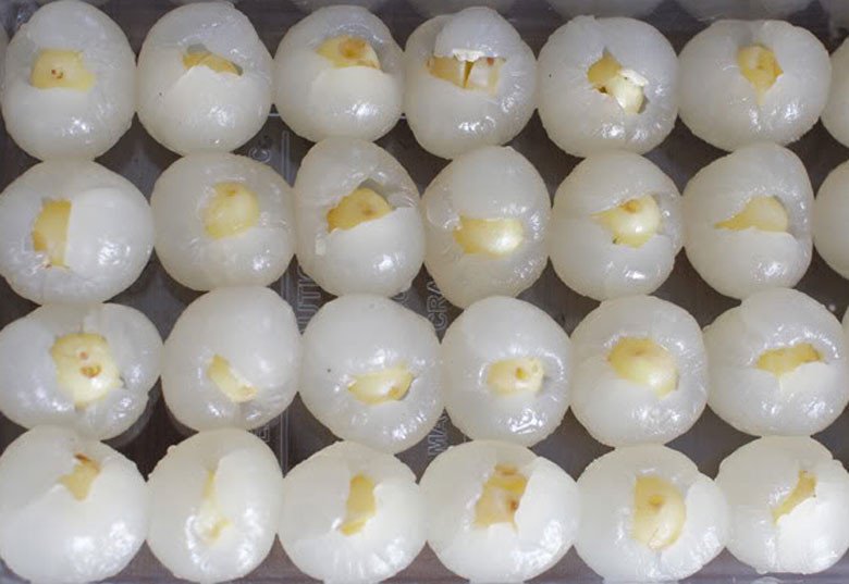 Lồng hạt sen vào cùi nhãn đẹp mắt