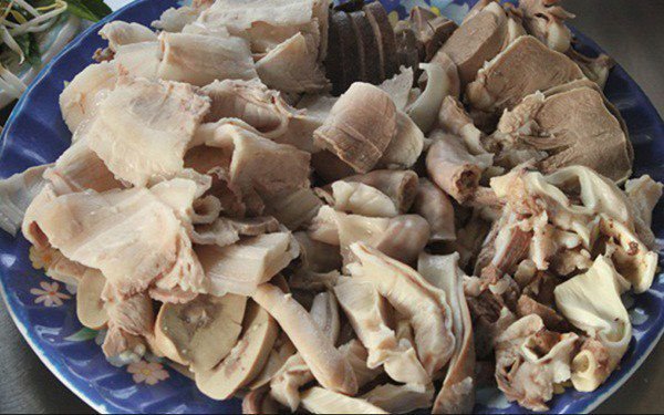 Lòng và các loại nội tạng đã được luộc chín, thái miếng để làm nhân cháo lòng miền bắc