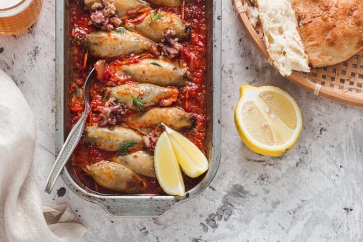 Lựa chọn mực ống tươi ngon để chế biến món mực nhồi thịt sốt chua ngọt