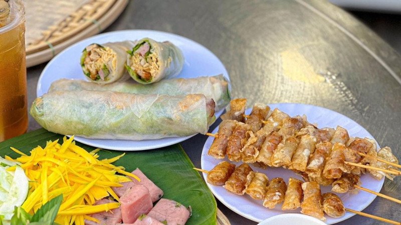 Lựa chọn nguyên liệu tươi ngon ảnh hưởng đến lượng calo trong bánh cuốn Bình Định.