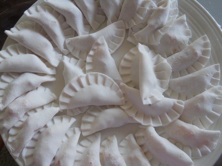 Luộc bánh bột lọc nhân tôm trong nồi nước sôi có thêm dầu ăn