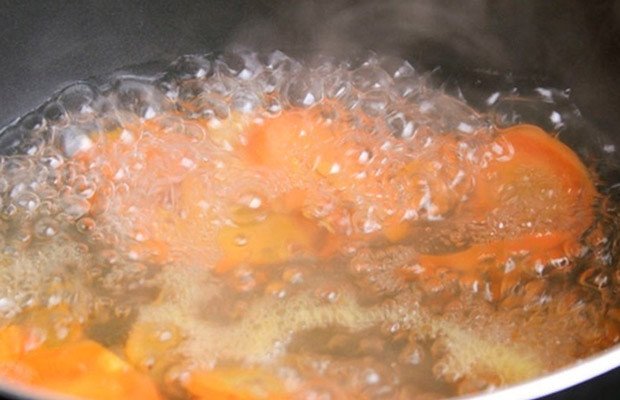 Luộc các loại rau củ tươi ngon ăn kèm với món thịt kho quẹt