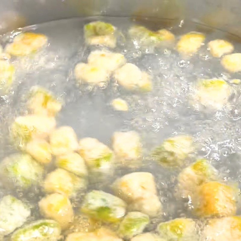 Luộc các loại topping cho món chè khoai dẻo