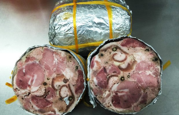 Luộc chín thịt chân giò để chuẩn bị làm thịt hun khói