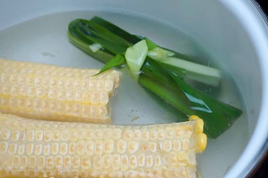 Luộc cùi bắp sẽ làm cho nước chè ngót và thơm hơn