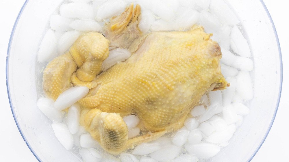 Luộc gà đúng cách để có nồi nước dùng cháo gà thơm