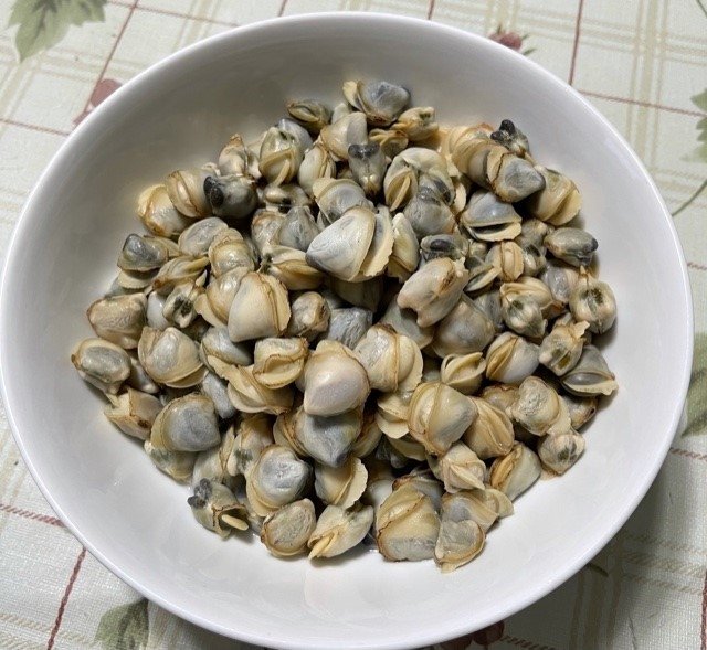 Luộc hến để lấy thịt nấu canh