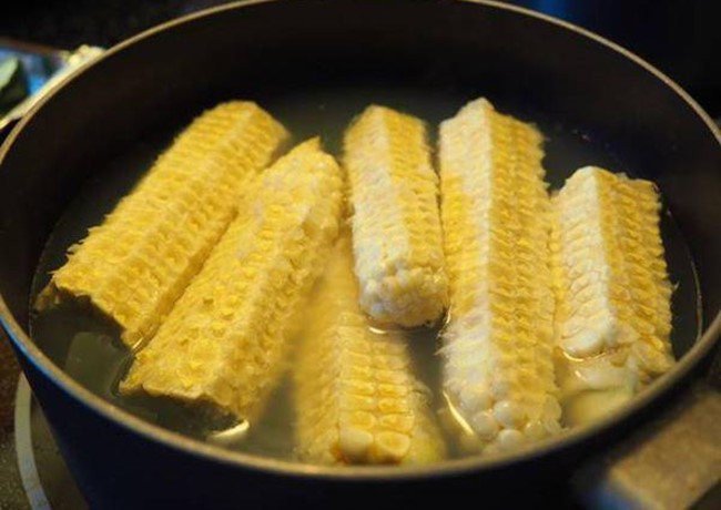 Luộc lõi ngô để chiết xuất vị ngọt tự nhiên cho chè bắp với nếp
