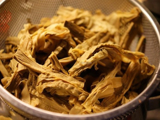 Luộc măng khô nhiều lần để loại bỏ độc tố
