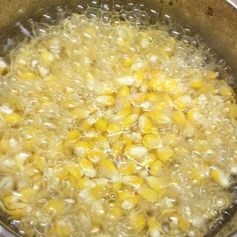 Luộc ngô ngọt trước khi xào với thịt băm
