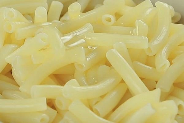 Luộc nui vừa chín tới để nui không bị nhão