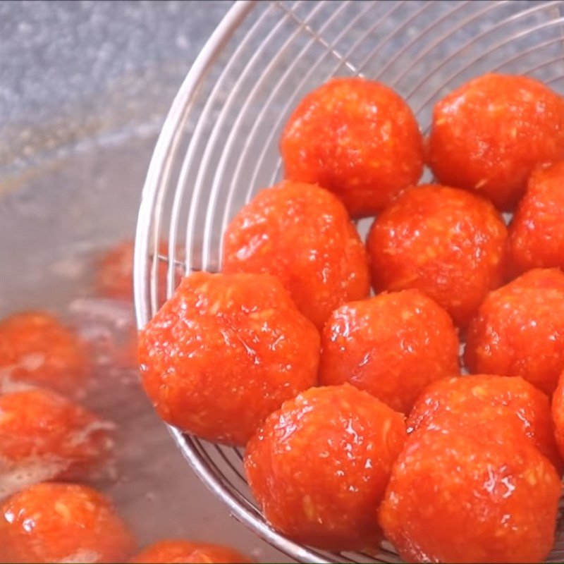 Luộc sơ các viên khoai mì trước khi cho vào cà ri sườn heo