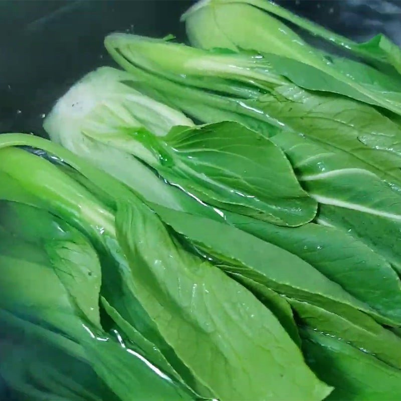 Luộc sơ rau cải thìa để rau giữ màu xanh và độ tươi ngon
