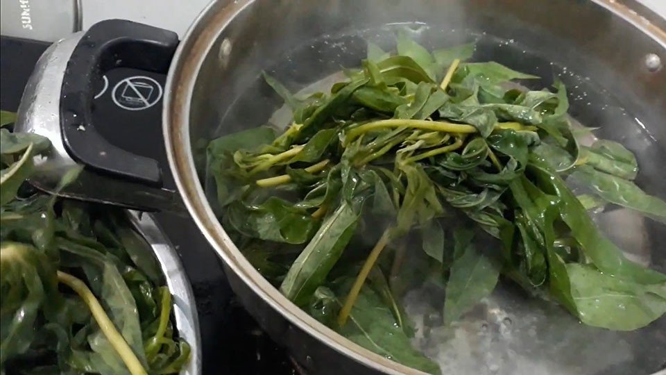 Luộc sơ rau sắn tươi giúp loại bỏ bớt độc tố và vị chát