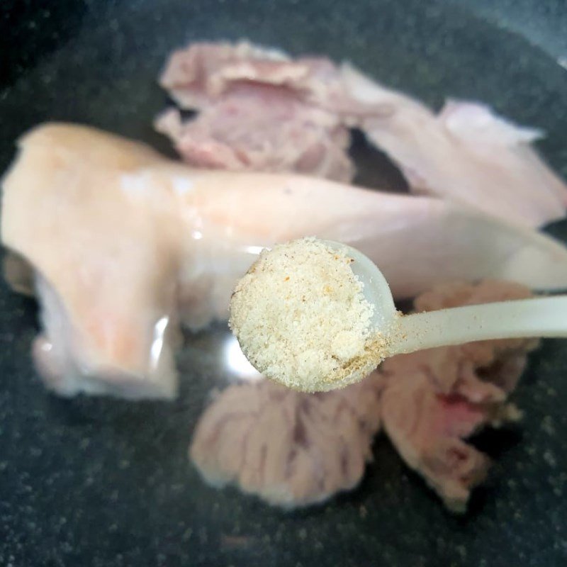 Luộc tai heo để làm nem thính thịt lợn giòn ngon