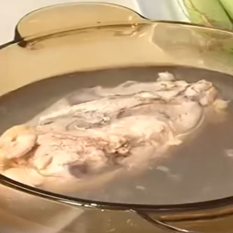 Luộc tôm và xương gà để có nước dùng ngọt cho canh bóng miền Bắc