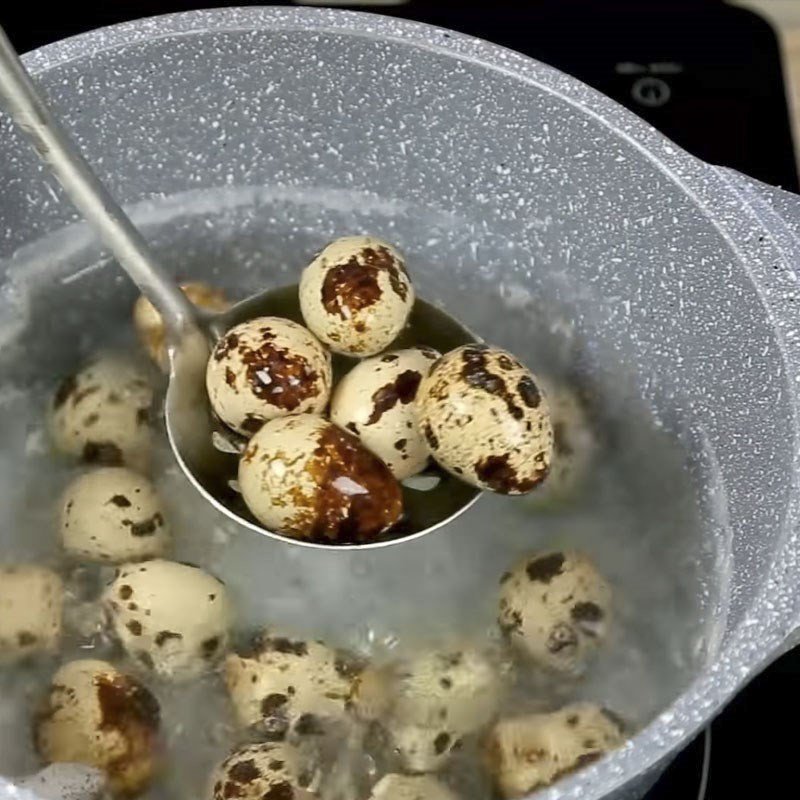 Luộc trứng cút để thêm vào canh mọc hấp dẫn