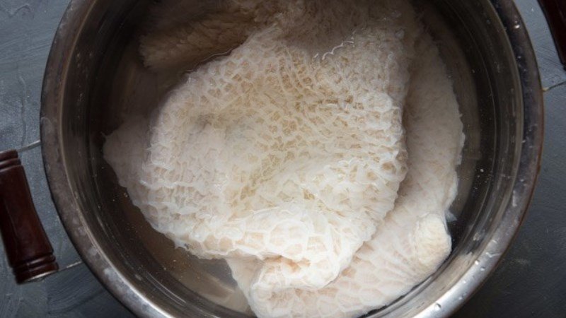 Luộc và ngâm dạ dày bò với phèn chua