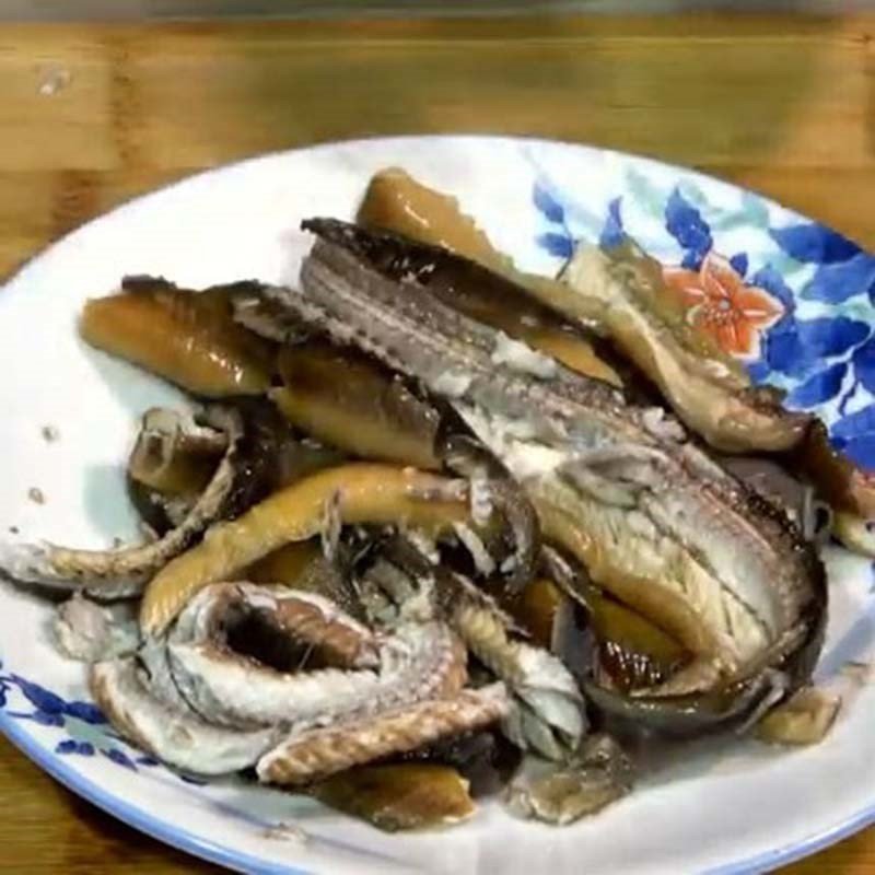 Luộc và tách thịt lươn cho món cháo lươn đậu xanh