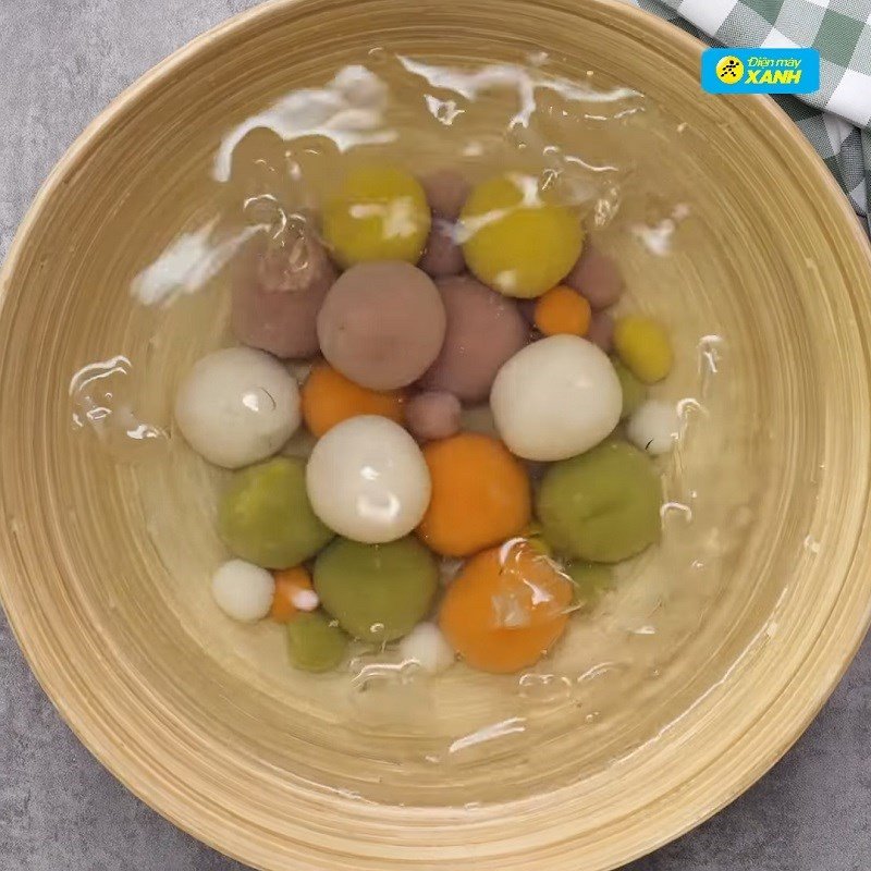 Luộc viên chè trôi nước ngũ sắc