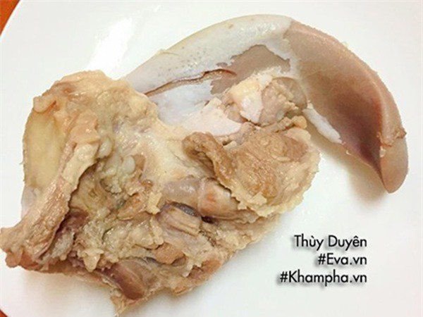 Lưỡi heo sau khi chần và cạo sạch lớp màng là một bước quan trọng trong cách nấu cháo lòng miền bắc