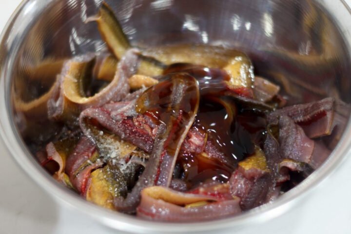 Lươn đã làm sạch, lọc thịt và xương, chuẩn bị cho món miến lươn xào thơm ngon