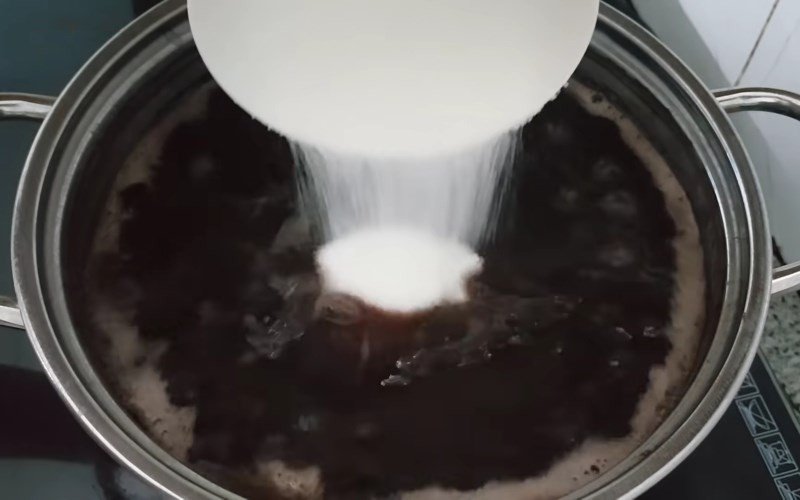 Lưu ý không cho gia vị quá sớm khi nấu chè đỗ đen để hạt không bị cứng