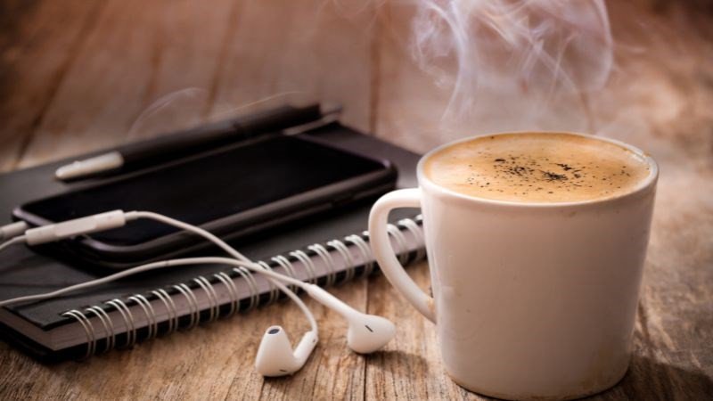 Ly cà phê đen nguyên chất, khẳng định không có bằng chứng khoa học cho việc uống cà phê gây nóng trong người.