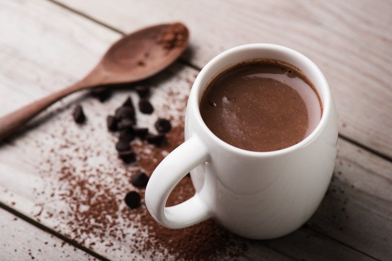 Ly cacao đá được pha chế cùng sữa, đường có thể thay đổi lượng calo đáng kể
