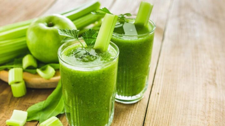 Ly nước ép cần tây xanh mát cùng các loại rau củ tươi giúp bổ sung dinh dưỡng và hỗ trợ duy trì cân nặng