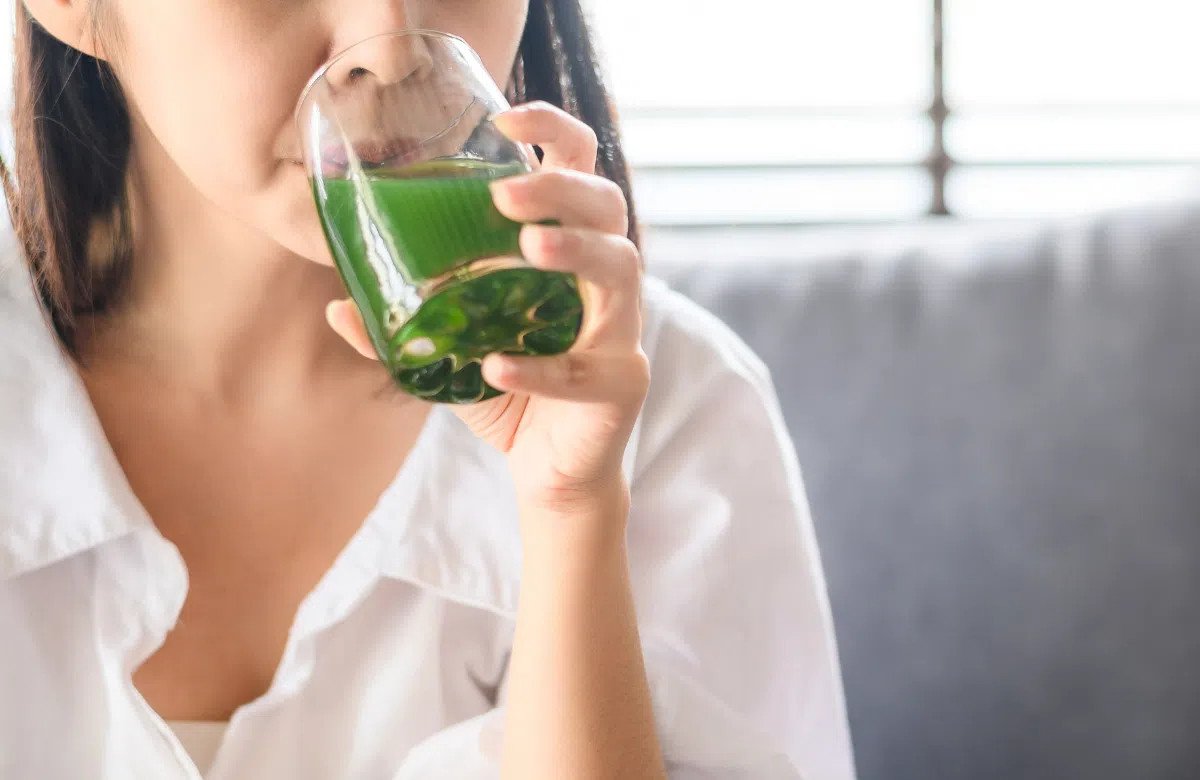 Ly nước ép rau diếp cá thanh mát, biểu tượng cho lợi ích sức khỏe tuyệt vời.