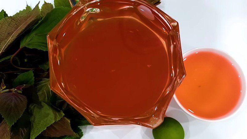 Ly nước lá tía tô kết hợp mật ong sánh mịn, bí quyết trong cách nấu nước lá tía tô giảm cân