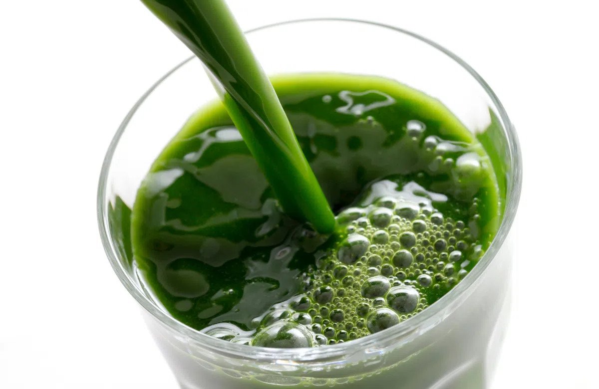 Ly nước rau diếp cá nguyên chất màu xanh đậm, thể hiện cách nấu nước rau diếp cá đơn giản.