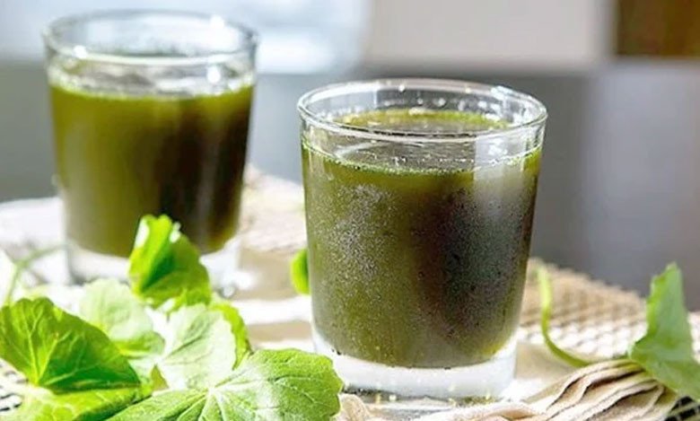 Ly nước rau má nguyên chất đã hoàn thành, sẵn sàng thưởng thức