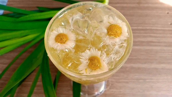 Ly nước sâm bông cúc vàng óng giải nhiệt mùa hè