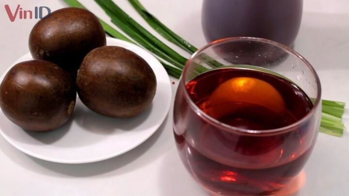 Ly nước sâm la hán quả thanh mát giải nhiệt, với màu nâu hổ phách hấp dẫn và hương thơm đặc trưng của la hán quả.