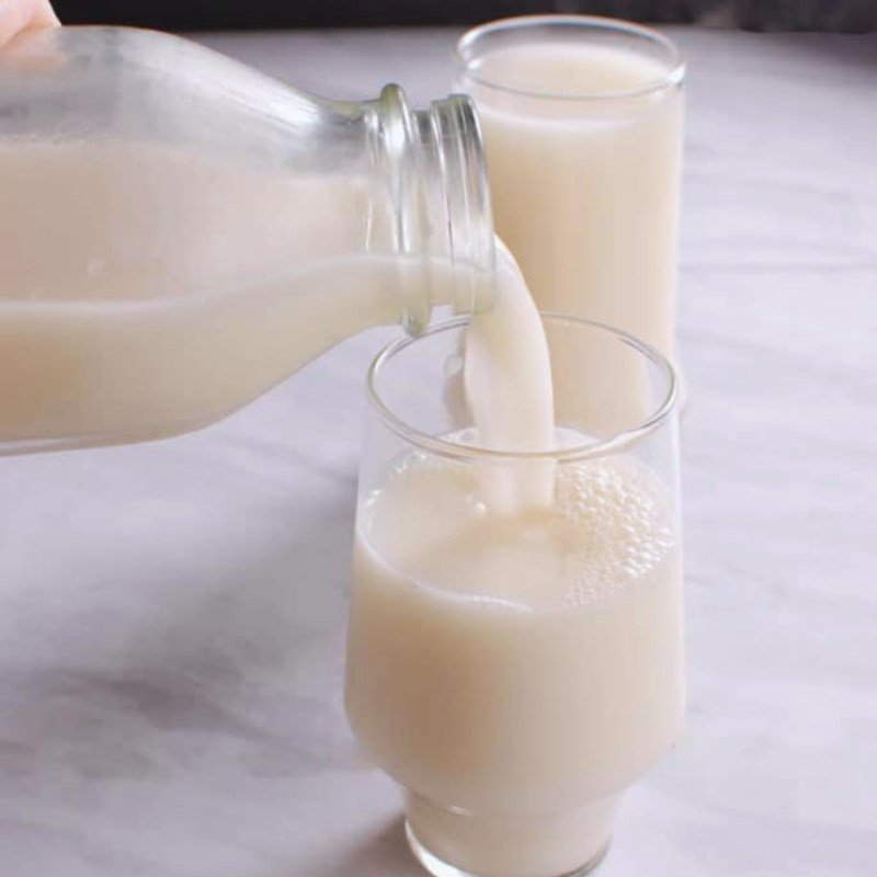 Ly sữa hạt lanh hạnh nhân tự làm thơm ngon, bổ dưỡng đã hoàn thành và sẵn sàng thưởng thức