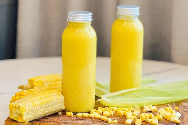 Ly sữa ngô vàng sánh mịn, hấp dẫn
