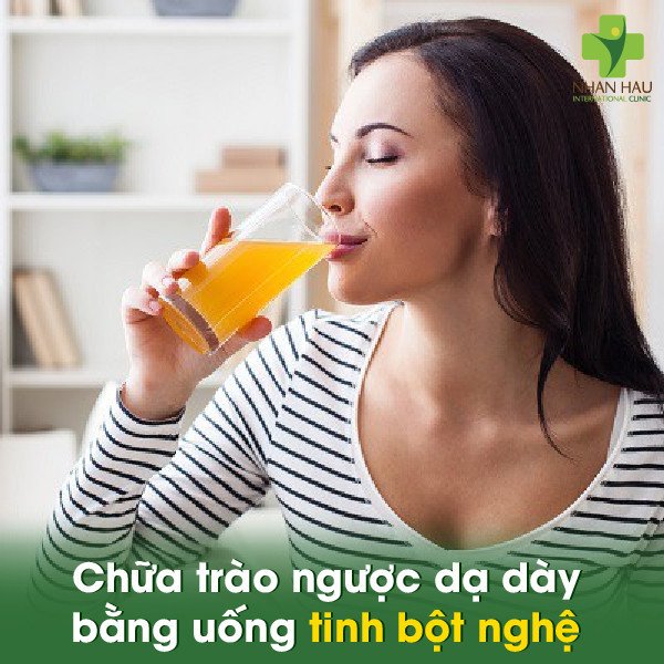 Ly tinh bột nghệ hòa nước ấm, một phương pháp phổ biến hỗ trợ giảm đau dạ dày