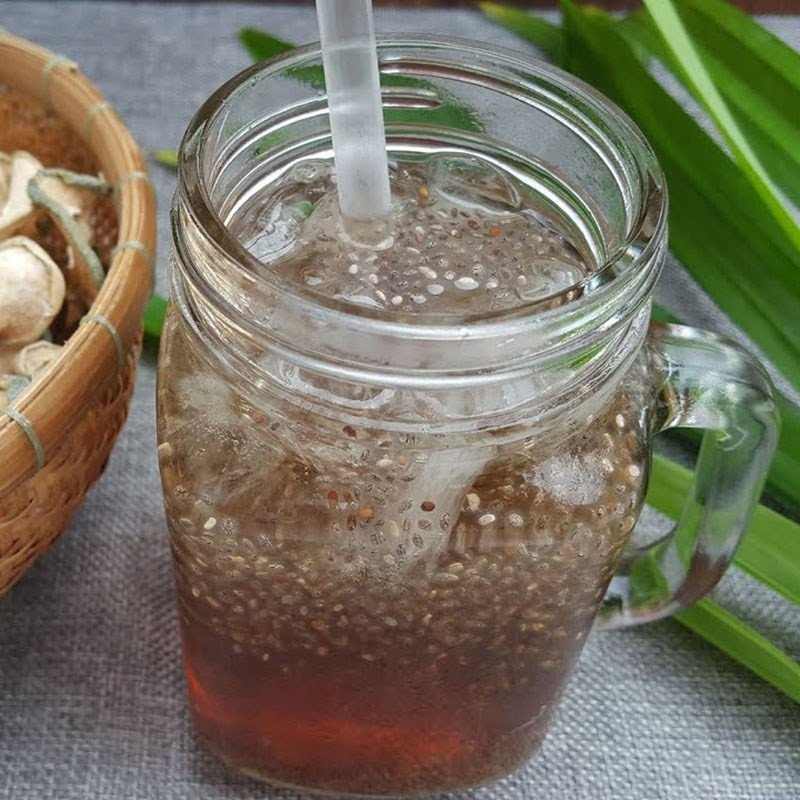 Ly trà bí đao hạt chia đã hoàn thành, có màu vàng trong, kèm đá và hạt chia, mang lại cảm giác thanh mát.