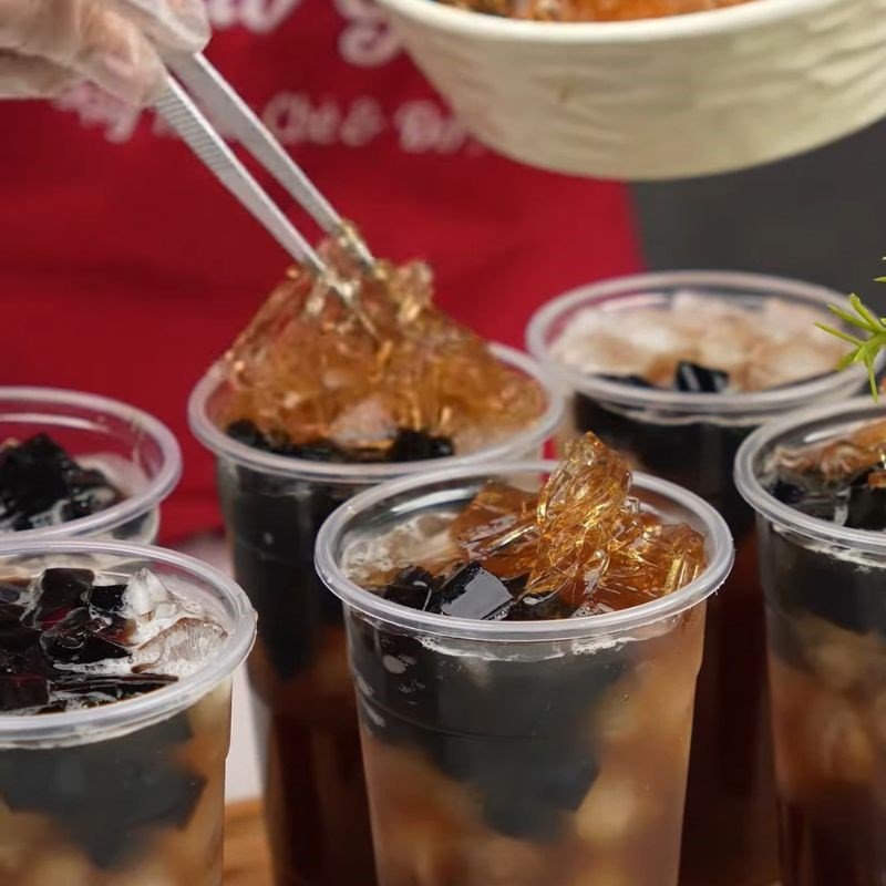 Ly trà bí đao mát lạnh đã được pha chế sẵn, với nhiều topping hấp dẫn như thạch đen và hạt chia