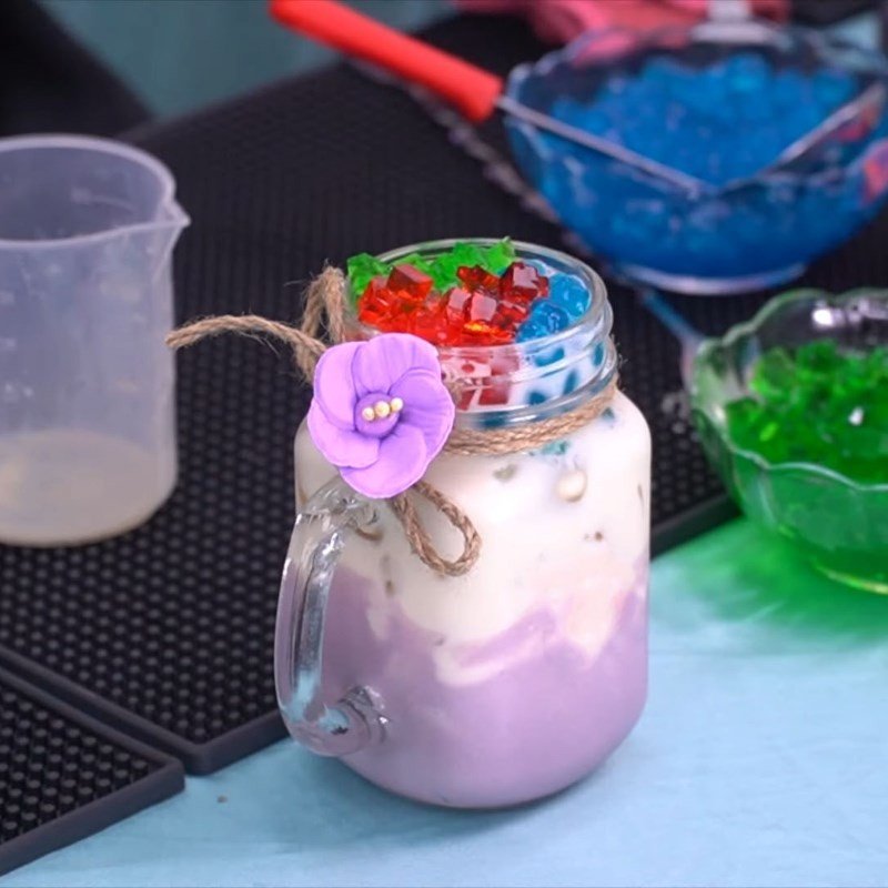 Ly trà sữa khoai môn thành phẩm, béo ngậy và hấp dẫn.