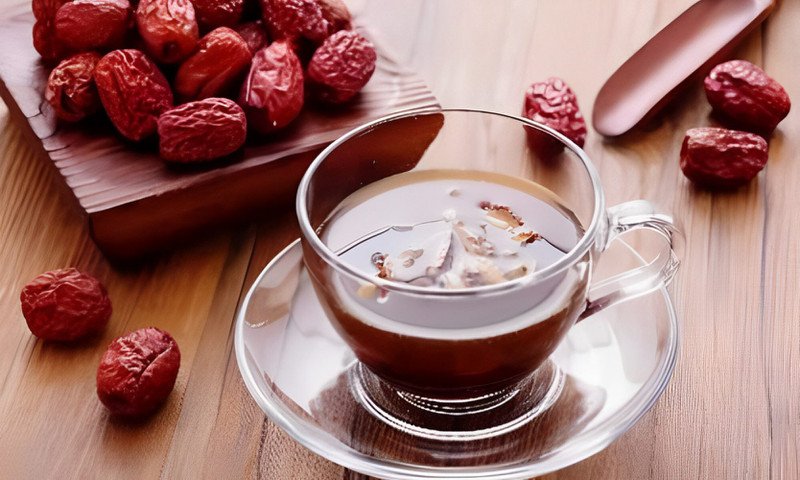 Ly trà táo đỏ khô mật ong ấm nóng, công thức nấu táo đỏ khô tốt cho sức khỏe