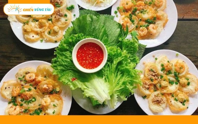 Mâm bánh khọt Vũng Tàu đã hoàn thành, bày trí đẹp mắt với rau sống và nước chấm